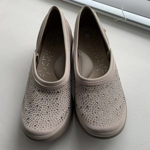 BZEES Red Hot Slip-on BEIGEKHAKI SIZE 9.5W Brand New